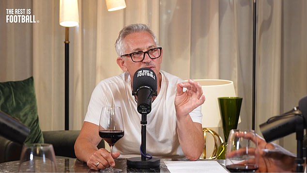 Gary Lineker agarra una copa de vino tinto mientras graba su podcast The Rest is Football con Alan Shearer y Micah Richards, que se ha emitido a diario durante su estancia en Alemania para la Eurocopa.