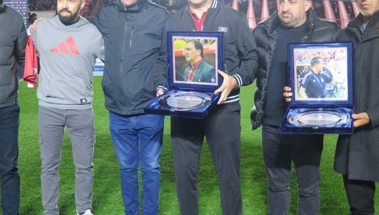 Homenaje de Argentinos para Lorenzo y el Bocha Batista :: Olé