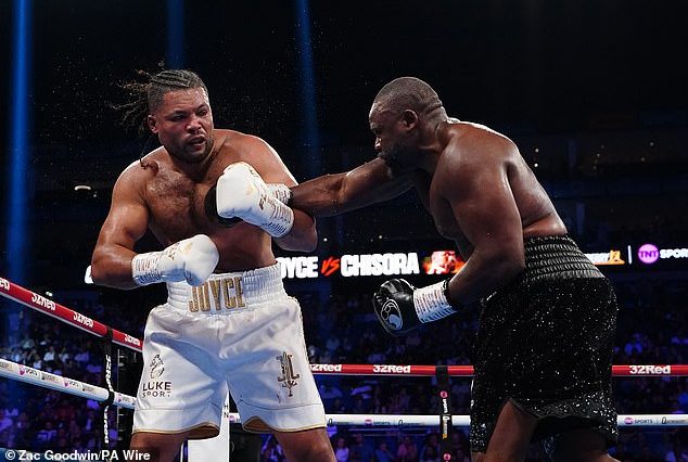 Derek Chisora ​​(derecha) triunfó sobre Joe Joyce por decisión unánime el sábado por la noche.