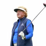 JoAnne Carner, campeona del Abierto Femenino de Estados Unidos de 1971 y 1976, observa su golpe de salida durante un torneo de golf para campeonas anteriores del Abierto Femenino de Estados Unidos que se llevó a cabo en Cypress Point Club antes del inicio del Abierto Femenino de Estados Unidos de 2023 en Pebble Beach Golf Links en Pebble Beach, California, el martes 4 de julio de 2023. (Jason E. Miczek/USGA)