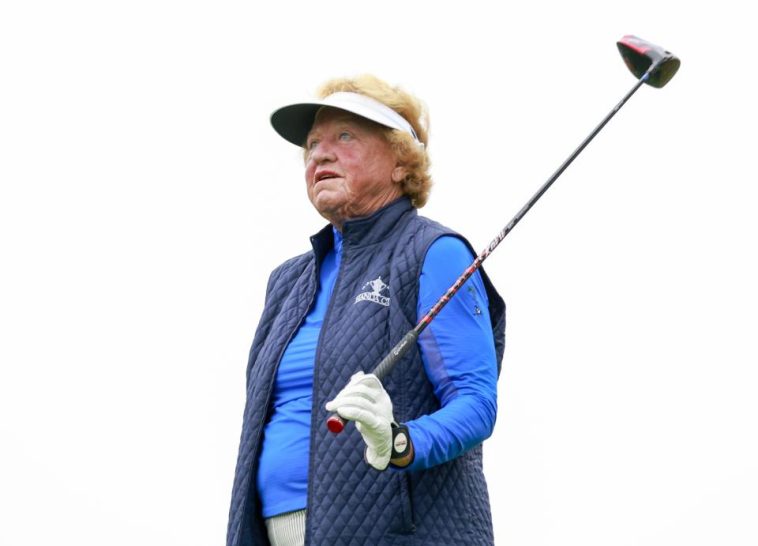 JoAnne Carner, campeona del Abierto Femenino de Estados Unidos de 1971 y 1976, observa su golpe de salida durante un torneo de golf para campeonas anteriores del Abierto Femenino de Estados Unidos que se llevó a cabo en Cypress Point Club antes del inicio del Abierto Femenino de Estados Unidos de 2023 en Pebble Beach Golf Links en Pebble Beach, California, el martes 4 de julio de 2023. (Jason E. Miczek/USGA)