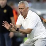 José Mourinho arremetió contra la UEFA por obligar a su equipo, el Fenerbahce, a jugar en un campo sintético el martes por la noche