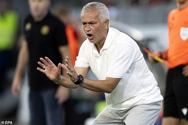 José Mourinho arremetió contra la UEFA por obligar a su equipo, el Fenerbahce, a jugar en un campo sintético el martes por la noche