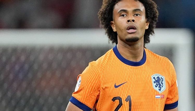 Joshua Zirkzee se muda al Manchester United