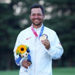 Xander Schauffele (EE. UU.) celebra en el podio después de ganar la medalla de oro durante la ronda final del juego por golpes individual masculino de los Juegos Olímpicos de Verano de Tokio 2020 en el Kasumigaseki Country Club.