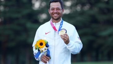 Xander Schauffele (EE. UU.) celebra en el podio después de ganar la medalla de oro durante la ronda final del juego por golpes individual masculino de los Juegos Olímpicos de Verano de Tokio 2020 en el Kasumigaseki Country Club.