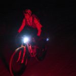 Hannah Otto cabalga durante la noche en su intento de ganar el FTK 2023