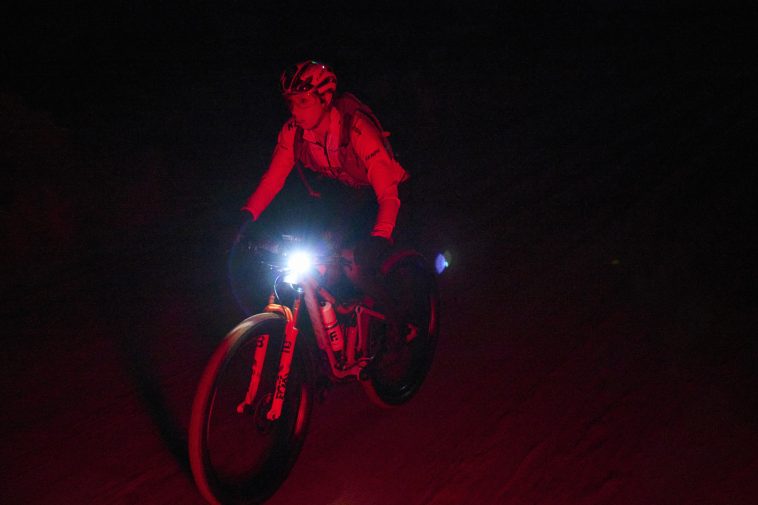 Hannah Otto cabalga durante la noche en su intento de ganar el FTK 2023