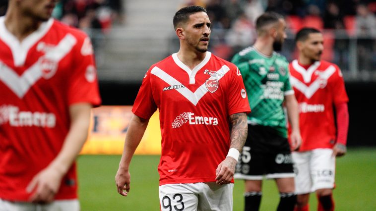 Dejó el Valenciennes de la Ligue 2 al final de la temporada.