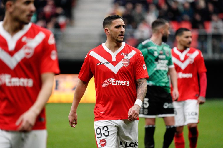 Dejó el Valenciennes de la Ligue 2 al final de la temporada.