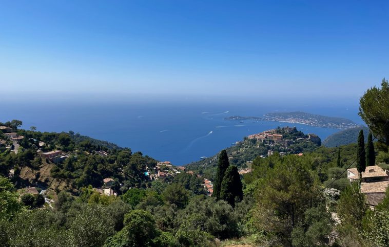 La vista del mar Mediterráneo desde lo alto del Col de Eze