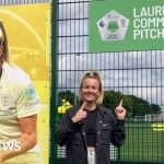 La leona Lauren Hemp inaugura una cancha 3G que lleva su nombre cerca de Norwich