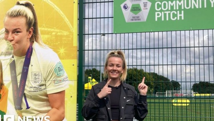 La leona Lauren Hemp inaugura una cancha 3G que lleva su nombre cerca de Norwich