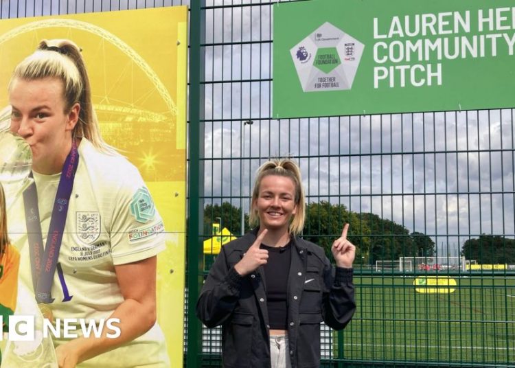 La leona Lauren Hemp inaugura una cancha 3G que lleva su nombre cerca de Norwich