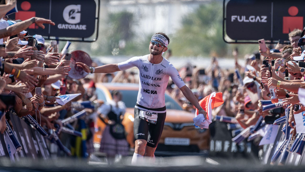 Sam Laidlow Campeonato del Mundo IRONMAN 2023 Bonita celebración en la línea de meta