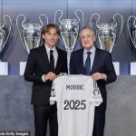 Luke Modric (izquierda) ha firmado un nuevo contrato que le mantendrá en el Real Madrid hasta el verano de 2025