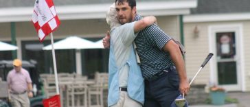 Nick McLaughlin, a la derecha, y su padre/caddie Bill se abrazan después del tercer Campeonato de Golf Amateur Seacoast de Nick en el Breakfast Hill Golf Club el domingo en Groenlandia.
