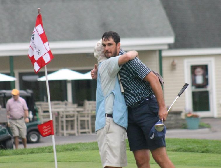 Nick McLaughlin, a la derecha, y su padre/caddie Bill se abrazan después del tercer Campeonato de Golf Amateur Seacoast de Nick en el Breakfast Hill Golf Club el domingo en Groenlandia.