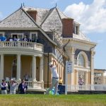 El inglés Richard Bland observa su tiro durante la ronda final del US Senior Open el lunes, con el pintoresco Newport Country Club como telón de fondo. Bland finalmente ganó el torneo después de un desempate de cuatro hoyos.