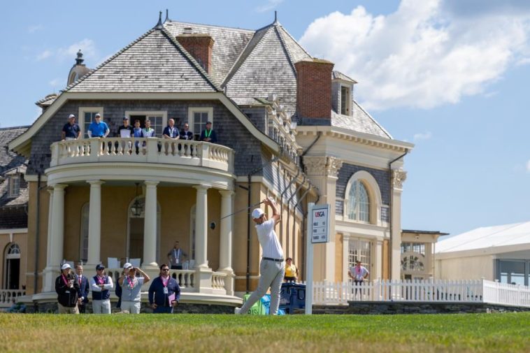 El inglés Richard Bland observa su tiro durante la ronda final del US Senior Open el lunes, con el pintoresco Newport Country Club como telón de fondo. Bland finalmente ganó el torneo después de un desempate de cuatro hoyos.