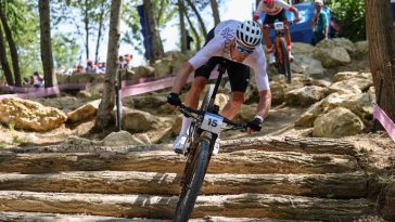 "No vine a buscar eso": Sam Gaze se reinicia tras quedar sexto en la carrera de ciclismo de montaña de los Juegos Olímpicos