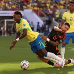 ¿Era penal de Daniel Muñoz sobre Vinicius en Brasil vs. Colombia?