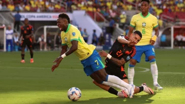 ¿Era penal de Daniel Muñoz sobre Vinicius en Brasil vs. Colombia?