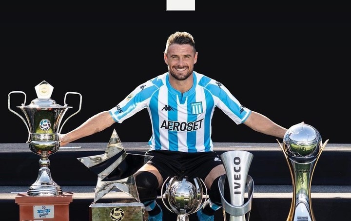 Iván Pillud con sus títulos en Racing.