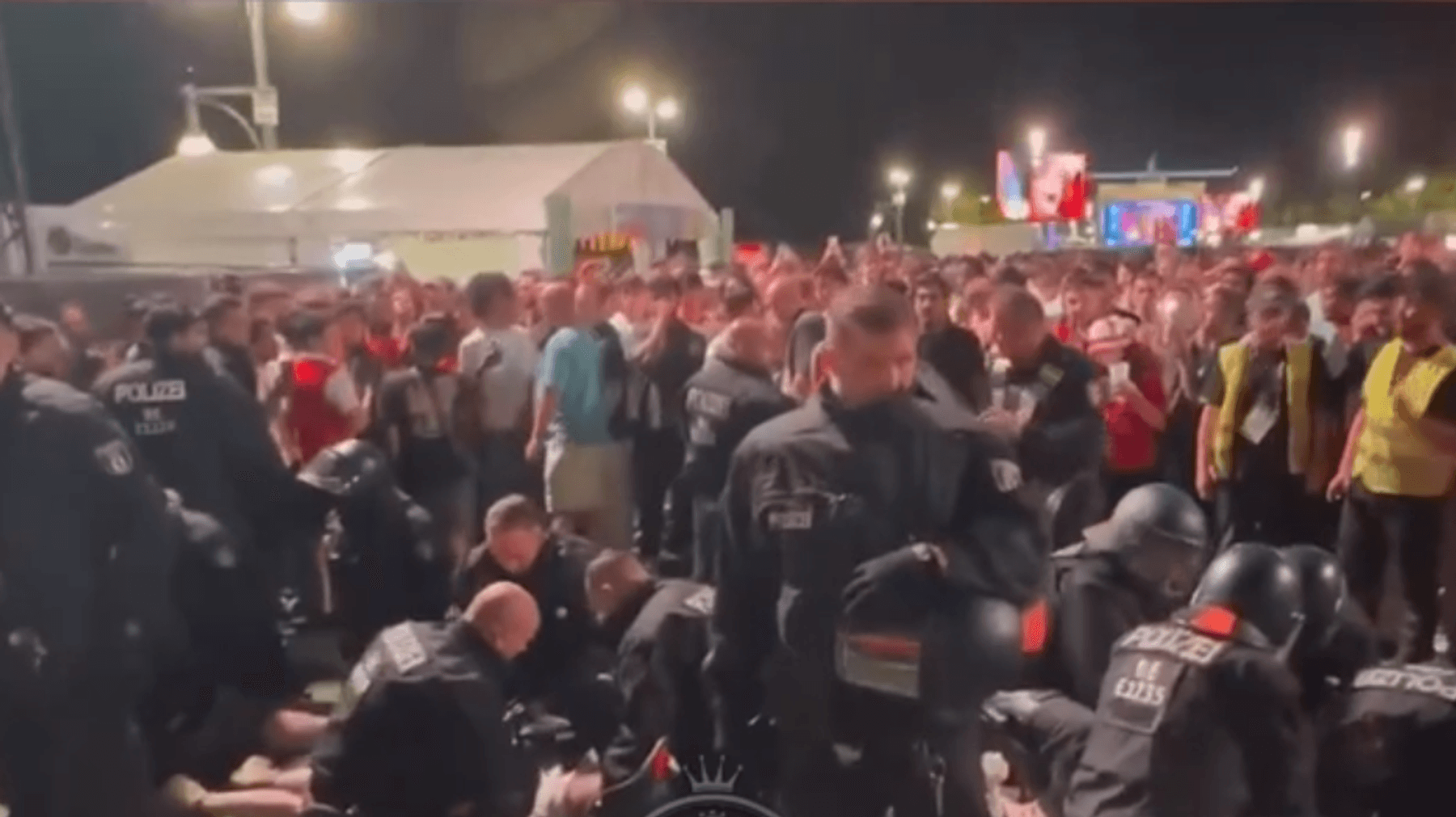 Polizei muss Spanien-Fans en Berlín vor Engländer schützen