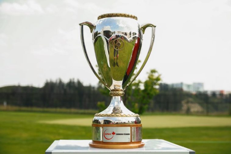 El trofeo del Open Femenino CPKC 2024 en el Earl Grey Golf Club en Calgary, Alberta. (Vaughn Ridley/Getty Images)