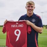 El Manchester United ha confirmado que Rasmus Hojlund vestirá la camiseta número 9 la próxima temporada