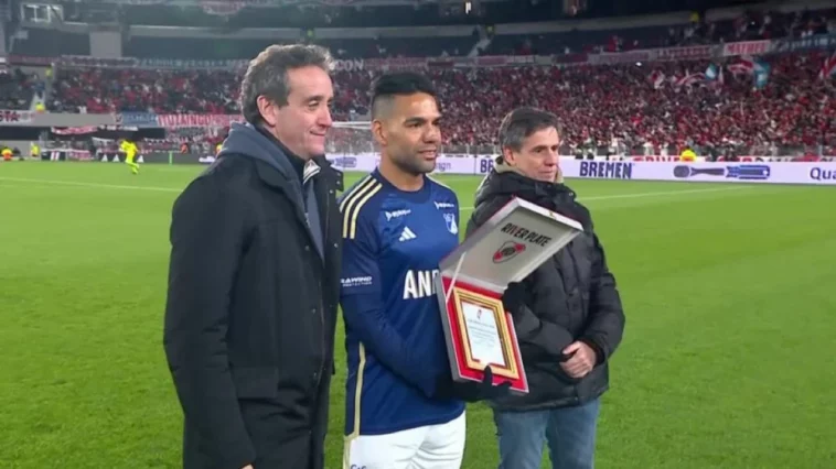 Falcao, homenajeado por River Plate.jpg