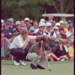 Tiger Woods se prepara para el putt con Colin Montgomerie observándolo detrás de él durante el Masters de 1997.