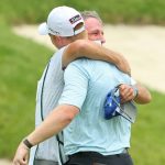 Hayden Springer (derecha) celebra con su caddie después de que un birdie en el último hoyo le permitió completar un 59 en el John Deere Classic en Illinois el jueves (Stacy Revere)