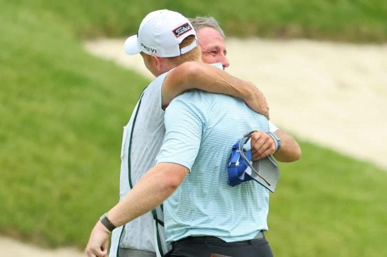 Hayden Springer (derecha) celebra con su caddie después de que un birdie en el último hoyo le permitió completar un 59 en el John Deere Classic en Illinois el jueves (Stacy Revere)