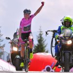 MONTE ZONCOLAN, ITALIA - 14 DE JULIO: Llegada de Annemiek van Vleuten de los Países Bajos y la camiseta rosa de líder del equipo Mitchelton-Scott / Celebración / durante la 29.ª Vuelta a Italia 2018 - Mujeres, Etapa 9, una etapa de 104,7 km desde Tricesimo hasta Monte Zoncolan (1730 m) / Giro Rosa / el 14 de julio de 2018 en Monte Zoncolan, Italia. (Foto de Luc Claessen/Getty Images)