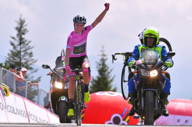 MONTE ZONCOLAN, ITALIA - 14 DE JULIO: Llegada de Annemiek van Vleuten de los Países Bajos y la camiseta rosa de líder del equipo Mitchelton-Scott / Celebración / durante la 29.ª Vuelta a Italia 2018 - Mujeres, Etapa 9, una etapa de 104,7 km desde Tricesimo hasta Monte Zoncolan (1730 m) / Giro Rosa / el 14 de julio de 2018 en Monte Zoncolan, Italia. (Foto de Luc Claessen/Getty Images)