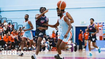 Surrey Scorchers and Bristol Flyers players challenge for the ball during a basketball match