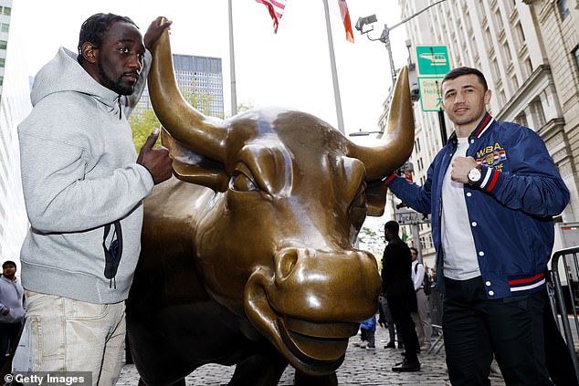 Terence Crawford (izq.) e Israil Madrimov de Uzbekistán (der.) posan para una foto en Wall Street