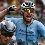 El ciclista británico Mark Cavendish (centro), del equipo Astana Qazaqstan, cruza la línea de meta por delante del ciclista belga Jasper Philipsen (izq.), del equipo Alpecin-Deceuninck, segundo clasificado, para ganar la quinta etapa de la 111.ª edición del Tour de Francia, de 177,5 km entre Saint-Jean-de-Maurienne y Saint-Vulbas, su 35.ª victoria de etapa en el Tour de Francia, superando el récord anterior en poder del ciclista belga Eddy Merckx, el 3 de julio de 2024. (Foto de Marco BERTORELLO / AFP)