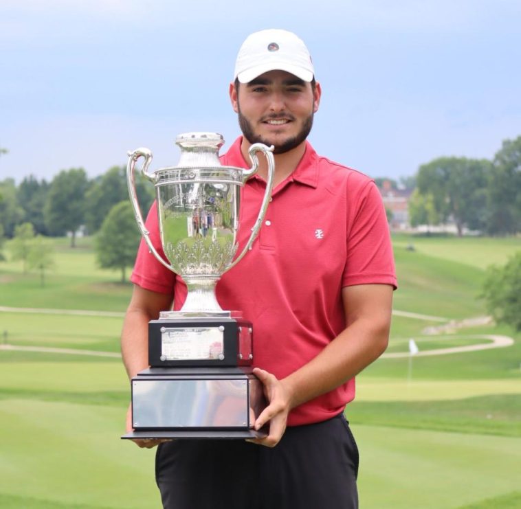 Drew Salyers sostiene el trofeo después de ganar el 103º campeonato del Ohio Open en el campo sur del Westfield Country Club, el miércoles 3 de julio de 2024.