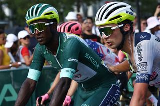 El ciclista eritreo Biniam Girmay, del equipo Intermarche - Wanty, que lleva el maillot verde de velocista, es asistido por sus compañeros de equipo mientras cruza la línea de meta después de sufrir una caída en los últimos kilómetros de la 16ª etapa de la 111ª edición del Tour de Francia, una carrera ciclista de 188,6 km entre Gruissan y Nimes, en el sur de Francia, el 16 de julio de 2024. (Foto de Anne-Christine POUJOULAT / AFP)