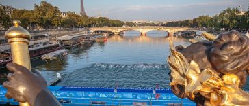 Triatlón de París en el río Sena soleado [Photo credit: World Triathlon]