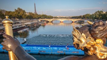 Triatlón de París en el río Sena soleado [Photo credit: World Triathlon]