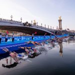 Las mujeres se lanzan al agua en el evento de prueba de París 2023. Crédito de la foto: World Triathlon