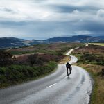 Un ciclista resulta gravemente herido tras ser empujado por un pasajero de un automóvil; la policía pide información