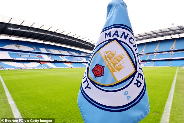 Un ex miembro del personal del Manchester City ha sido prohibido de toda actividad futbolística por violar las reglas de apuestas, incluidas las apuestas sobre transferencias en el club y contra su propio empleador.