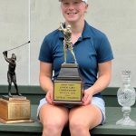 Gracyn Vidovic, de Aurora, posa con los trofeos que ganó al ser campeona del 48º Campeonato Juvenil Femenino de Ohio, celebrado el lunes y martes en el Marion Country Club.