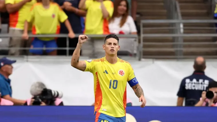 El centrocampista #10 de Colombia, James Rodríguez, celebra el segundo gol de su equipo desde el punto de penalti durante el partido de fútbol de cuartos de final de la Copa América Conmebol 2024 entre Colombia y Panamá en el State Farm Stadium de Glendale, Arizona, el 6 de julio de 2024.