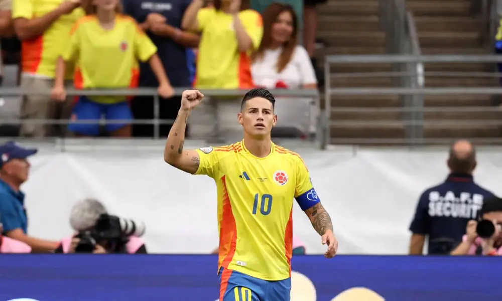 El centrocampista #10 de Colombia, James Rodríguez, celebra el segundo gol de su equipo desde el punto de penalti durante el partido de fútbol de cuartos de final de la Copa América Conmebol 2024 entre Colombia y Panamá en el State Farm Stadium de Glendale, Arizona, el 6 de julio de 2024.